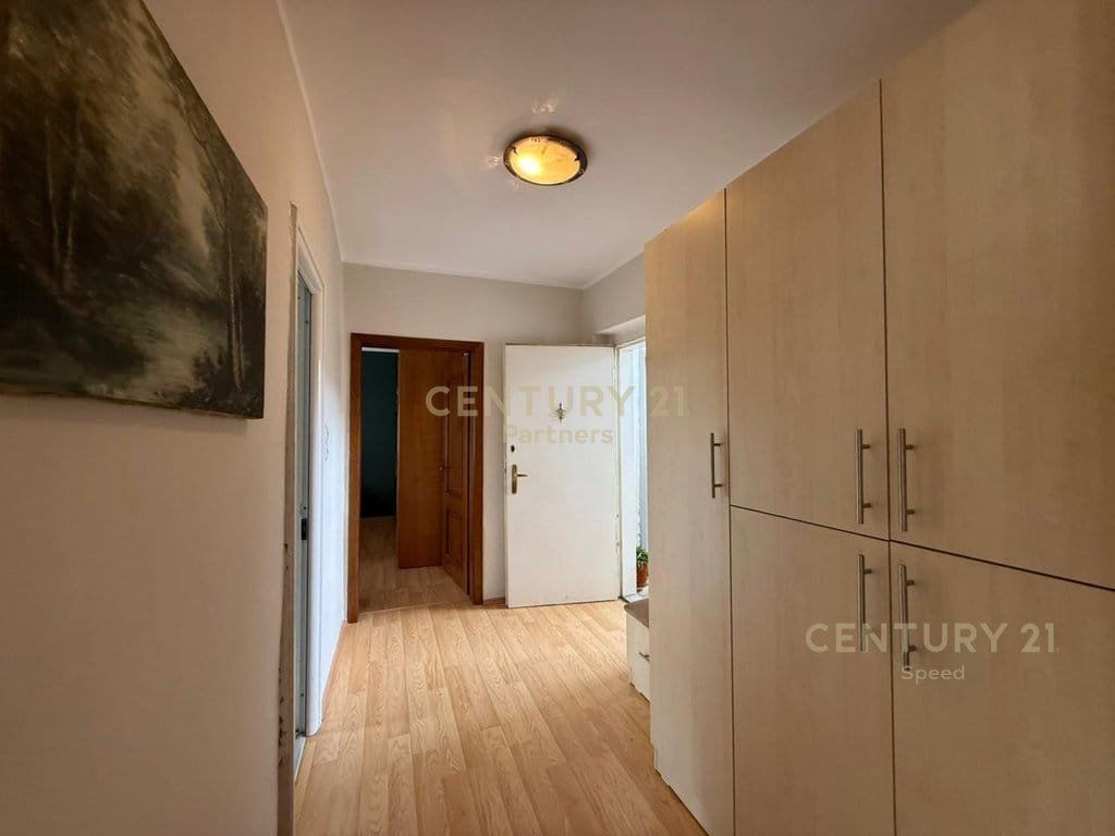 Jepet me qira apartament 1+1 pranë Ish Stacionit të Fundit, Tiranë e Re.