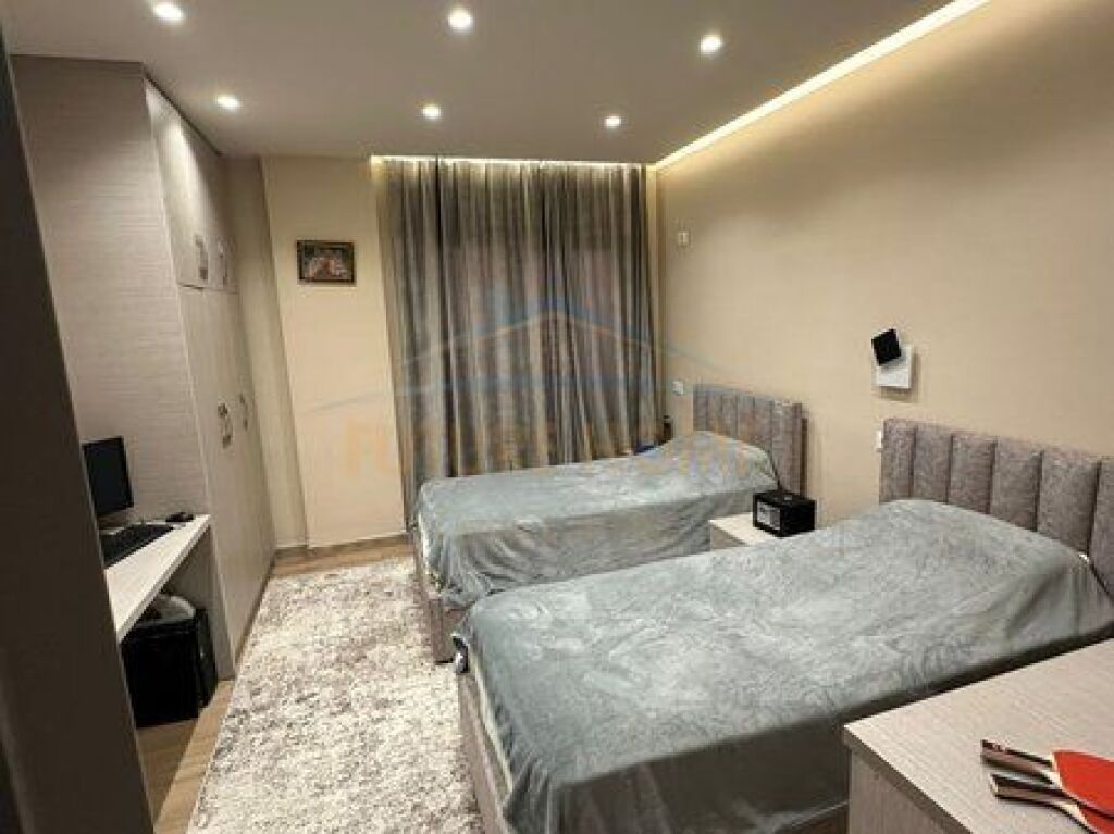 Shitet, Apartament 2+1+2, pranë Restorant Fresku , Fresk
