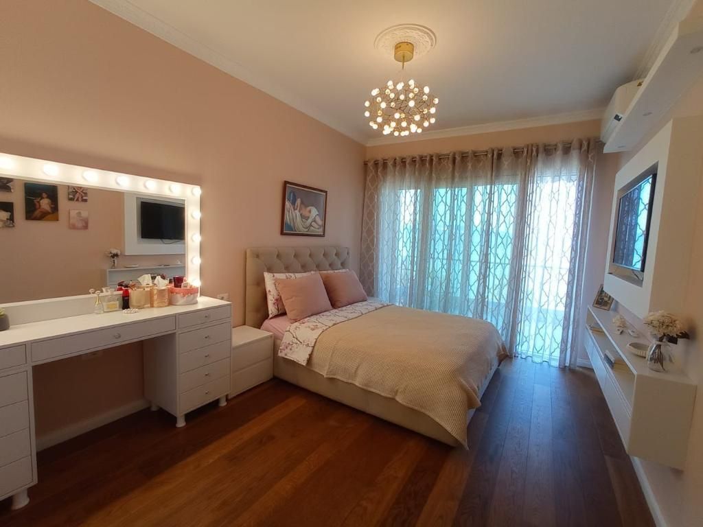 QIRA AFATGJATË – APARTAMENT LUKSOZ ME 1 DHOMË GJUMI DHE PAMJE NGA DETI NË BALLKON