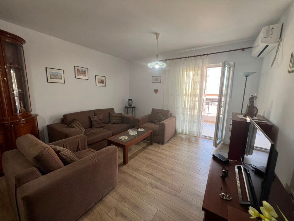 Apartament 2+1+post parkimi per qira tek Komuna e Parisit !