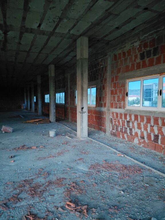 MAGAZZINI IN AFFITTO 700 M2 VORE 250.000 LEKE FH-83700