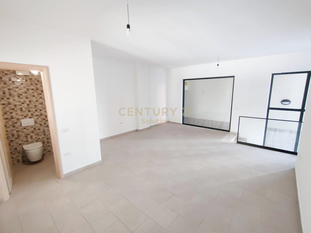 NJESI KOMERCIALE 44M2 PER QIRA NE UNAZEN E RE ! 350 € /Muaj