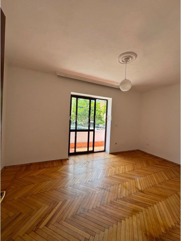 Ambient Zyrash për Qira në Myslym Shyr 800 € /Muaj