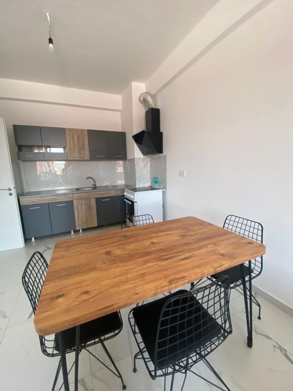 🏡 Appartamento 1+1 in affitto  📍 Astir, accanto a max mart   🏢 7° piano  🛋️ Completamente arredato  🛗 Con ascensore  ➡️ Con balcone  📐 Superficie: 72 m2   💰Prezzo: 40.000 Lek/mese  📩 Per maggiori informazioni o per una visita alla proprietà, contattare: