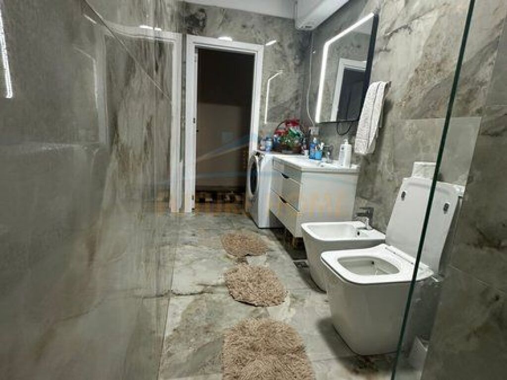 Shitet, Apartament 2+1+2, pranë Restorant Fresku , Fresk