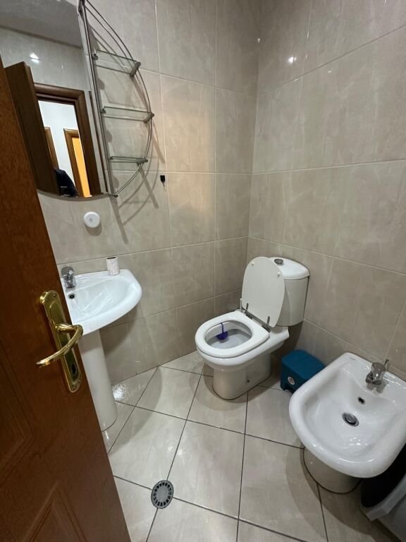 Ne zone e 21 Dhjetorit jepet me qera apartament 2+1+2,i mobiluar. 75,000Leke