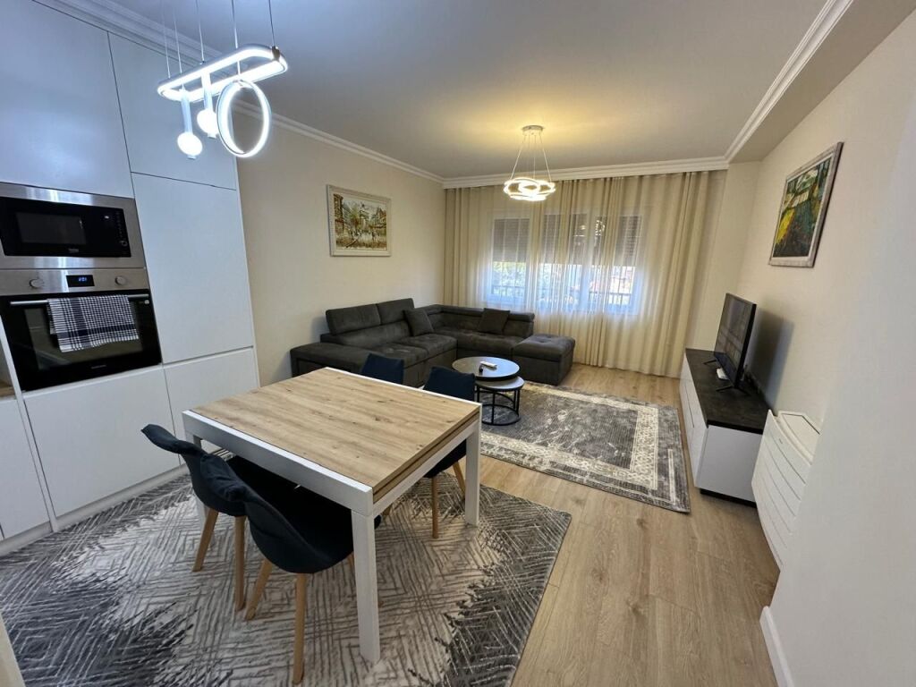 🏢Tek Pazari i Ri  jepet me qera apartament ,2+1+3,i mobiluar.1,000Euro    