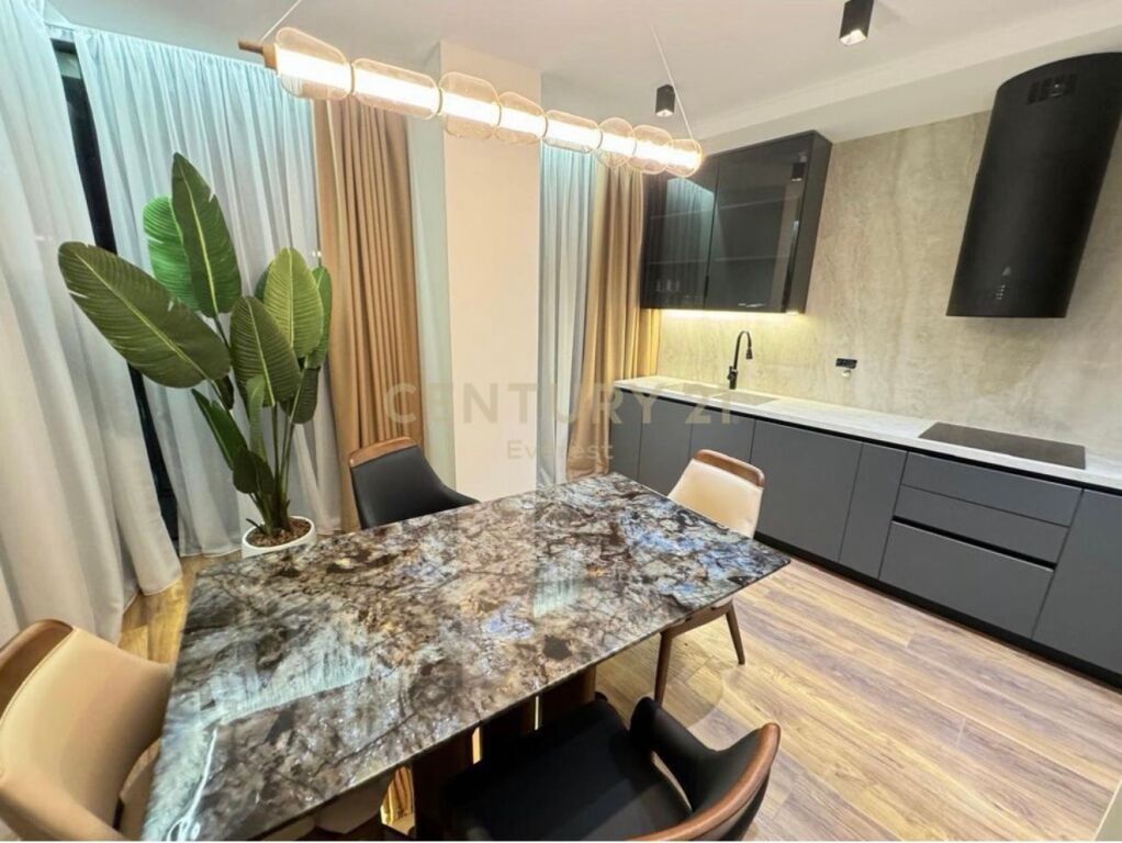 LAKE VIEW, APARTAMENT 3+1+POST PARKIMI PER QIRA