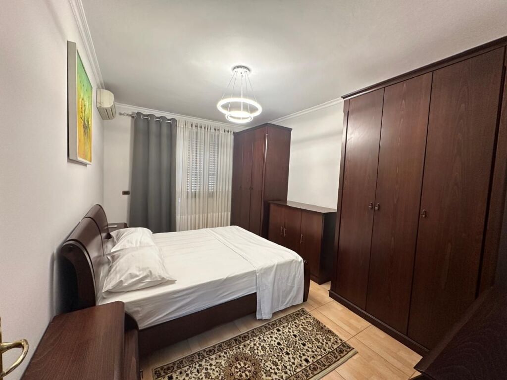 Ne zone e 21 Dhjetorit jepet me qera apartament 2+1+2,i mobiluar. 75,000Leke
