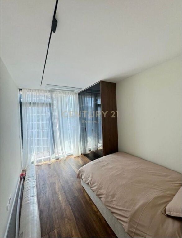 LAKE VIEW, APARTAMENT 3+1+POST PARKIMI PER QIRA
