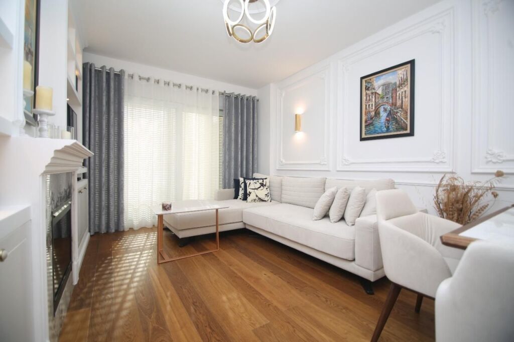 QIRA AFATGJATË – APARTAMENT LUKSOZ ME 1 DHOMË GJUMI DHE PAMJE NGA DETI NË BALLKON