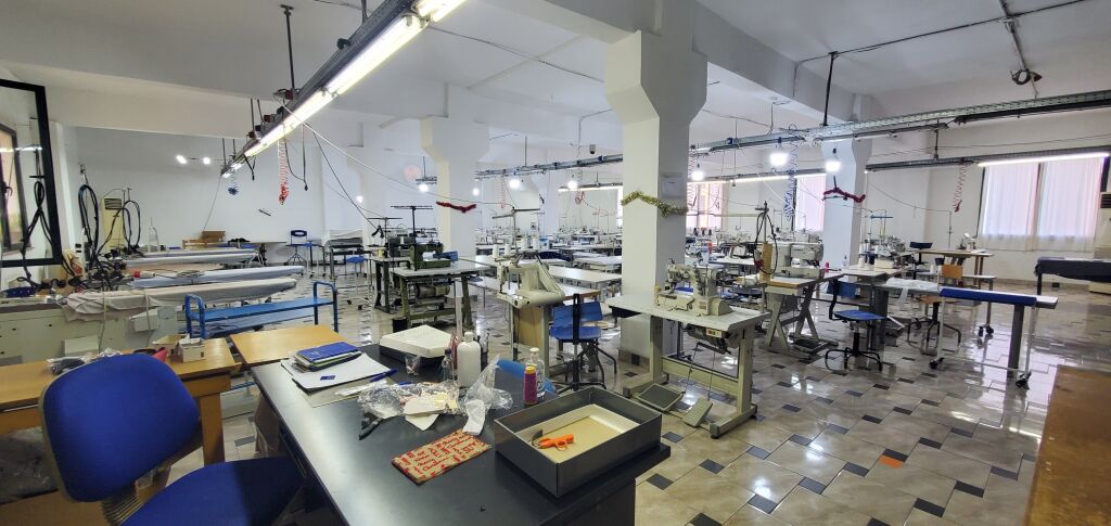 Jepet me Qera Magazinë – Siri Kodra, Tiranë  📍 Vendndodhja: Siri Kodra, Tiranë  📐 Sipërfaqe totale: 754 m² • Kati 1: 377 m² • Kati 2: 377 m²  ✅ E përshtatshme për magazinim, logjistikë, punishte ose aktivitete të ndryshme biznesi.  💶 Qira: 3,200 €/muaj (neto) Çmim i pa diskutueshëm