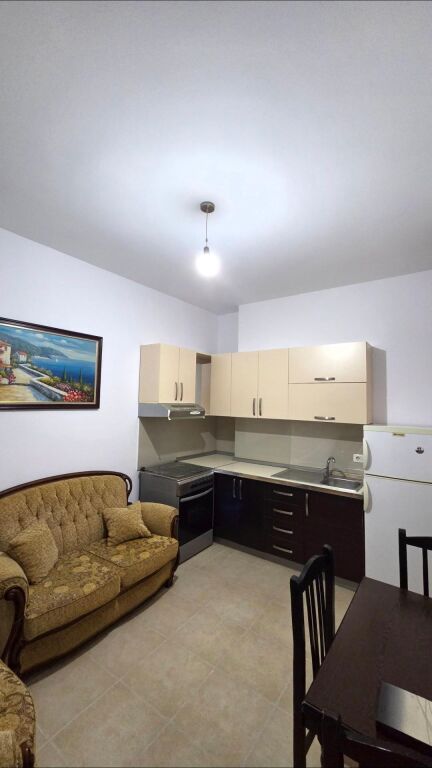 APARTAMENT 1+1. 35000 LEKE.QYTET STUDENTI.