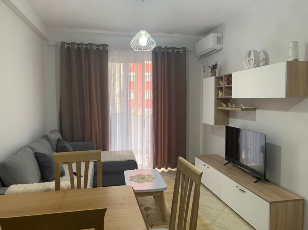 Jepet me qera Apartamenti 1+1 , Astir tek Optika Luani  400 mije leke te vjetra