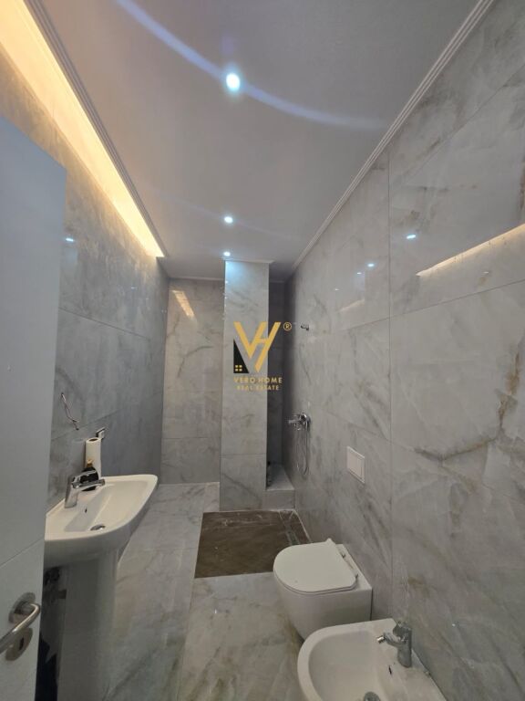JEPET ZYRE 67 M2 ME QIRA TE KOMUNA E PARISIT 600 EURO