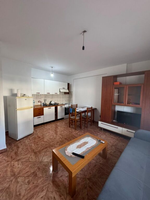 Ne zonen e Rr.se Dibrës,pas Konvikteve të Mjekësisë së Vajzave jepet me qera apartament 1+1,i mobiluar.45,000Leke    