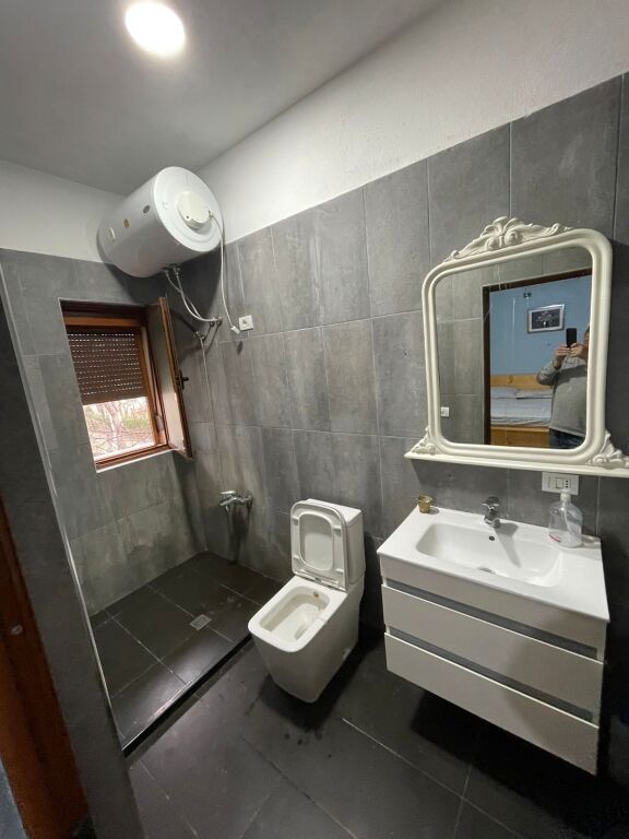 🏡 Jepet me qera kati i dytë i një shtëpie 2-katëshe  ➡️ 2+1  📍Astir, pranë Vila L 2💰Çmimi: 40.000 Lekë/Muaj