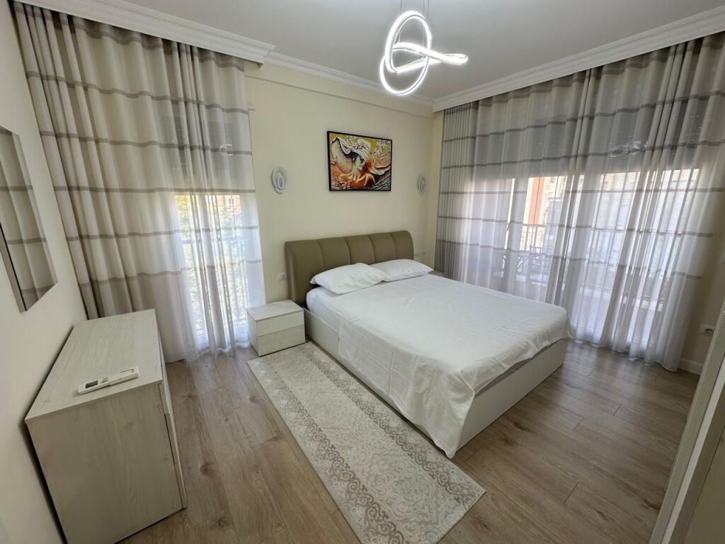 🏢Tek Pazari i Ri  jepet me qera apartament ,2+1+3,i mobiluar.1,000Euro    