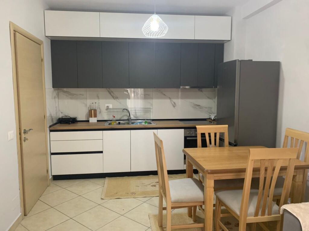 Jepet me qera Apartamenti 1+1 , Astir tek Optika Luani  400 mije leke te vjetra