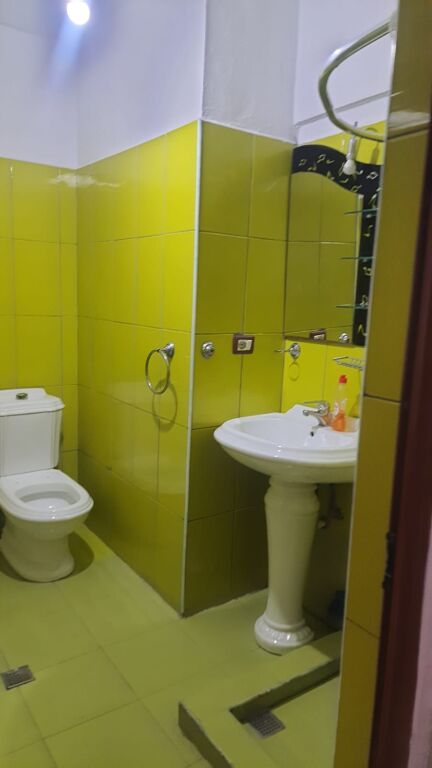 Rruga Dritan Hoxha,prane Klinikes Glob jepet me qera apartament 2+1,i mobiluar 55,000Leke