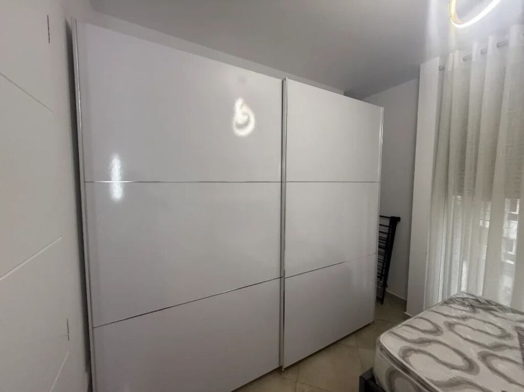 🏢Rruga e Barrikadave jepet me qera apartament 2+1,i mobiluar  80,000Leke