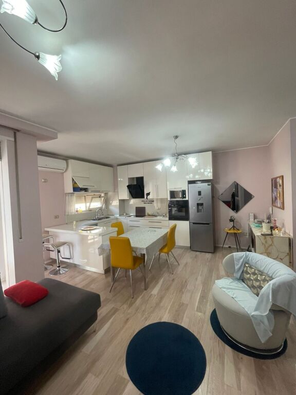 SHITET APARTAMENT 2+1+2+DEPO KOMUNA E PARISIT 320.000 EURO FH-83866
