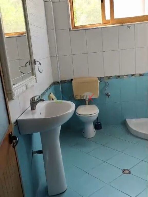 Jepet me qera kati i parë i një vile private në Spitallë, Durrës.