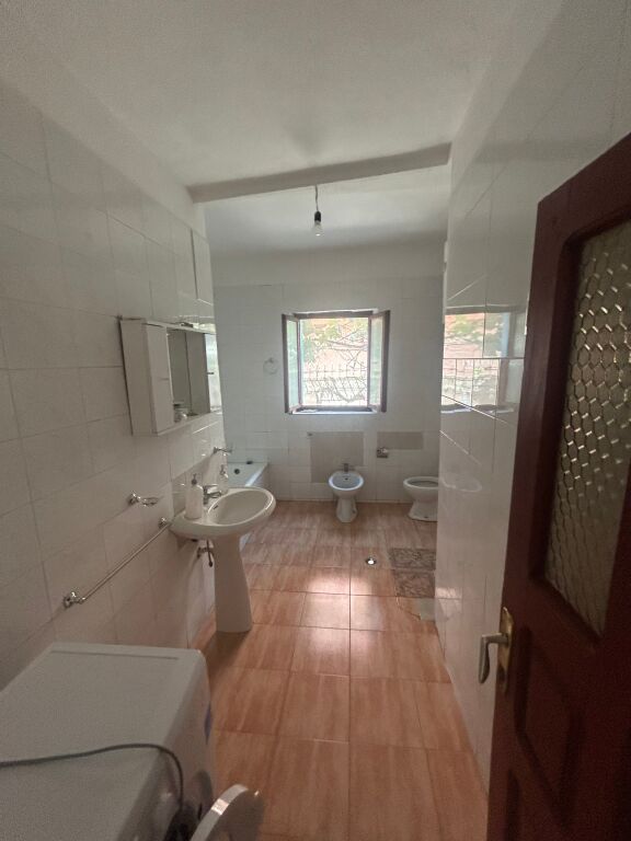 Tek Mihal Grahmeno japim apartament me qira 2+1