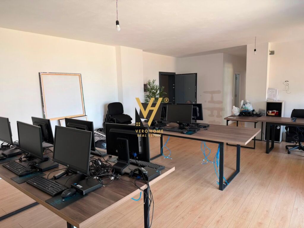 JEPET ZYRE 122 M2 ME QIRA TE K.NDREGJONI, BULEVARDI I RI 1.500 EURO