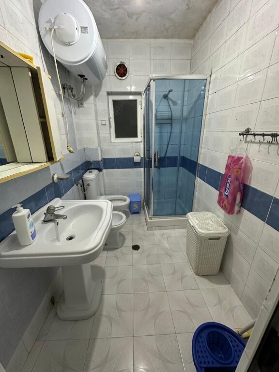Ne zonen e Ali Demit jepet me qera apartament 1+1,i mobiluar 330Euro
