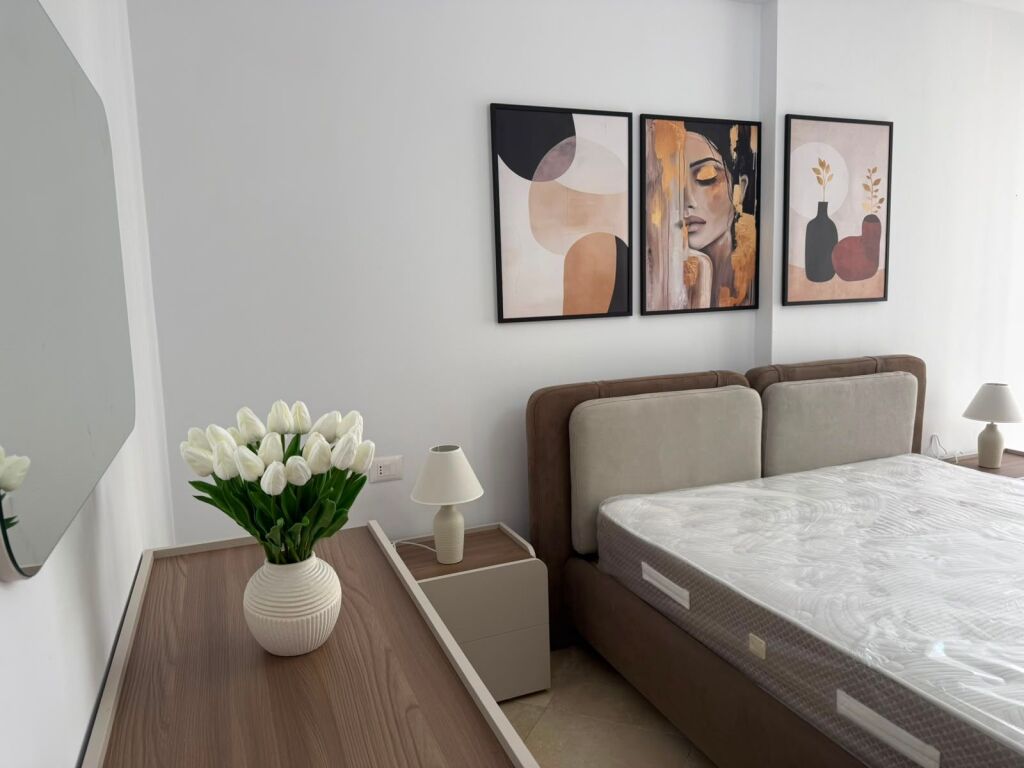 For rent 2+1 apartment – Barrikadave Street  🏡 2+1 apartment on the 4th floor with elevator, in one of the most preferred areas near the center of Tirana.  📍 Barrikadave Street 💶 Rent: 80,000 lek/month.