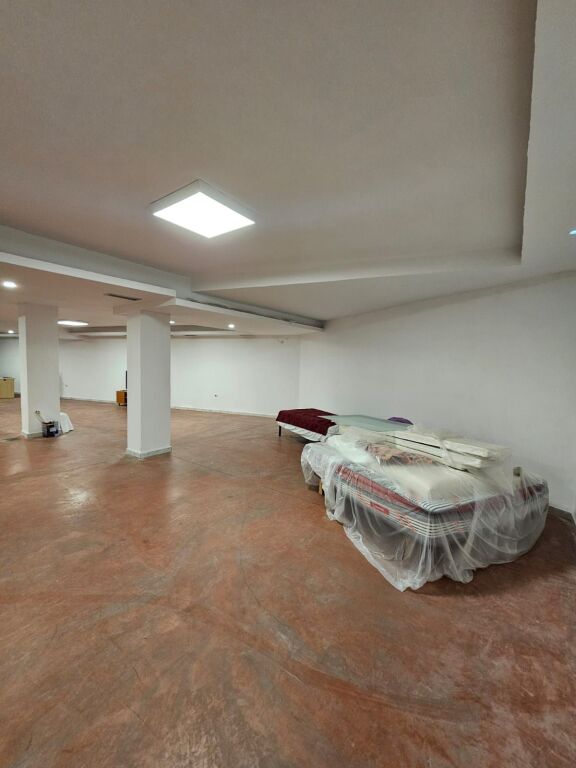 Jepet magazine + garsoniere + 2 Poste Parkimi me qira tek Rruga Jordan Misja , afer Gjykates Speciale , Ish Stacioni i Trenit , Bulverdi i Ri , Bulevardi Zogu i Pare .