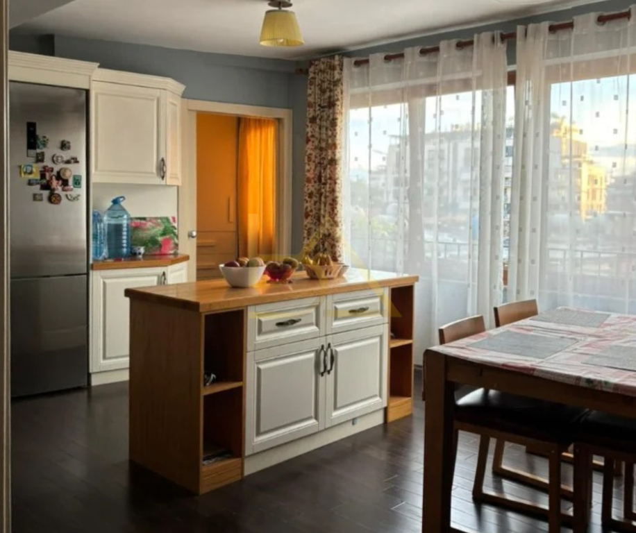 Apartament 3+1 me Qira – Sheshi Skënderbej, Tiranë