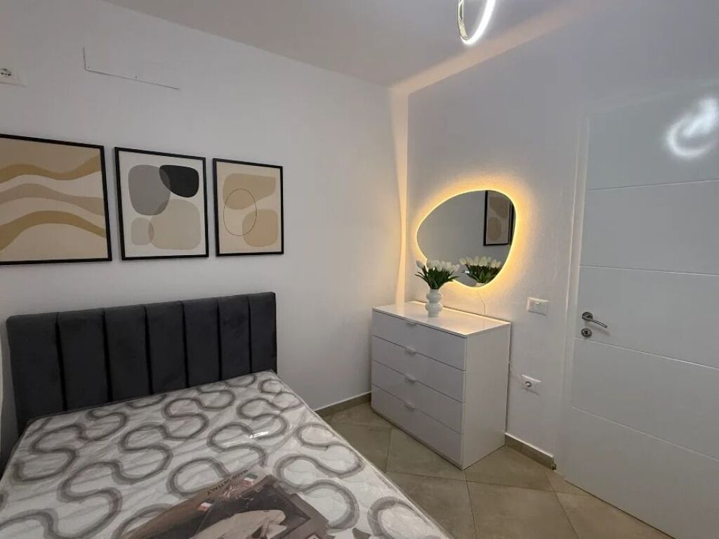 🏢Rruga e Barrikadave jepet me qera apartament 2+1,i mobiluar  80,000Leke