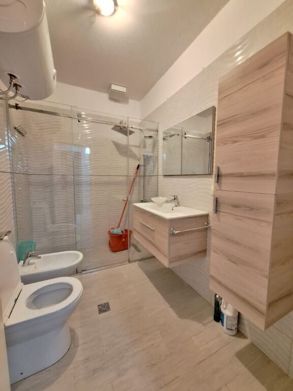 Shitet apartament 2+1+2 tualete tek Tregu Elektrik