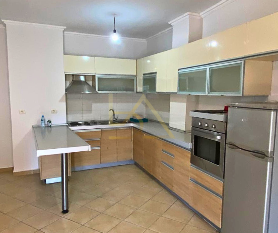 Apartament me Verandë të Madhe për Shitje – Astir, Tiranë