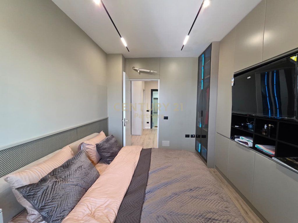 Apartament 2+1+2+Post Parkimi per shitje tek Ish-Fusha e Aviacionit