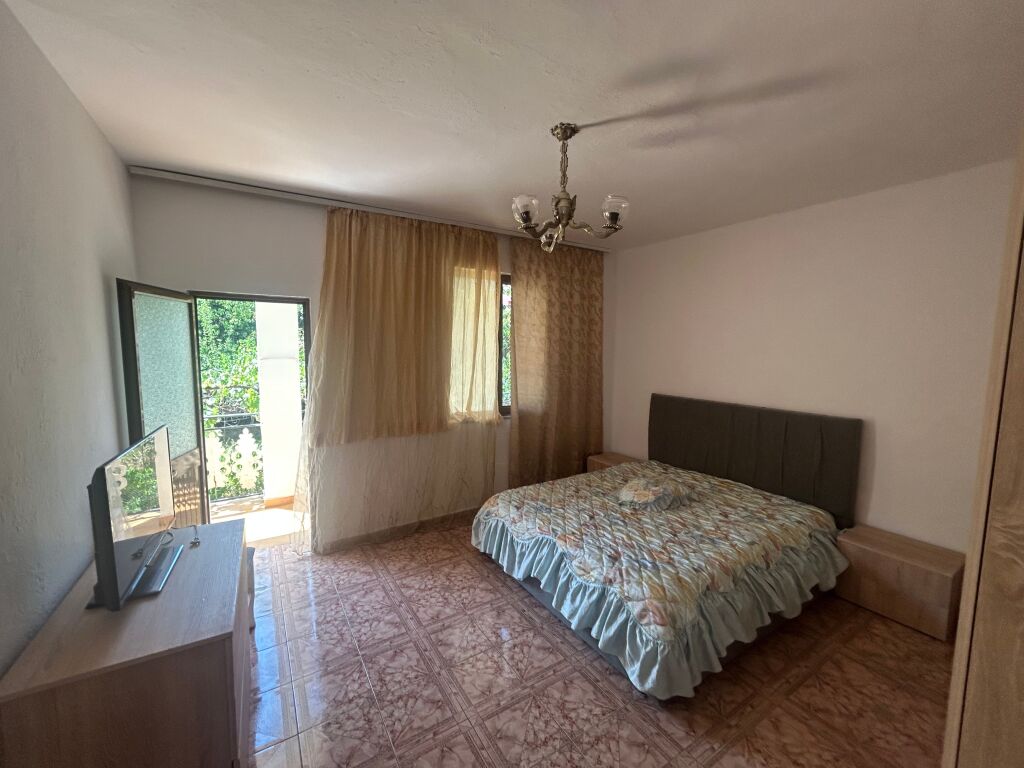Tek Mihal Grahmeno japim apartament me qira 2+1