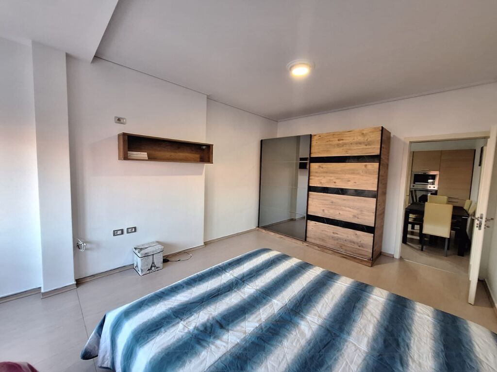 Shitet apartament 2+1+2 tualete tek Tregu Elektrik