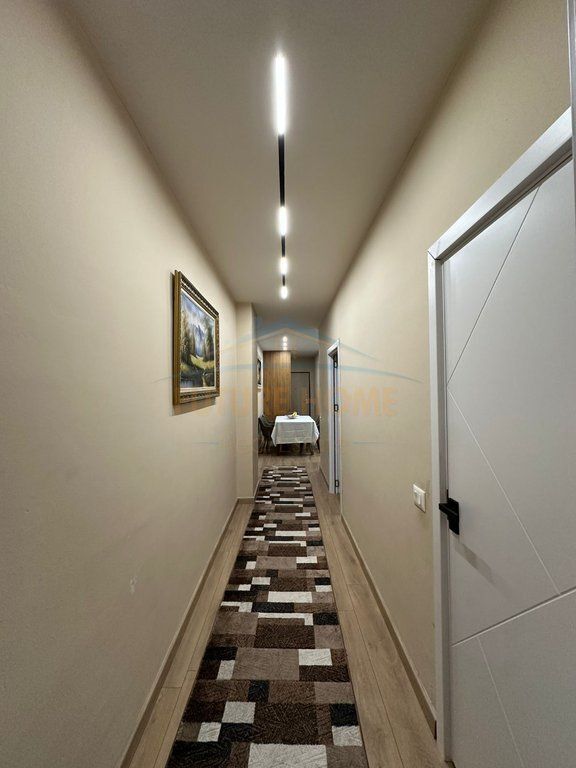 Shitet, Apartament 2+1+2, pranë Restorant Fresku , Fresk