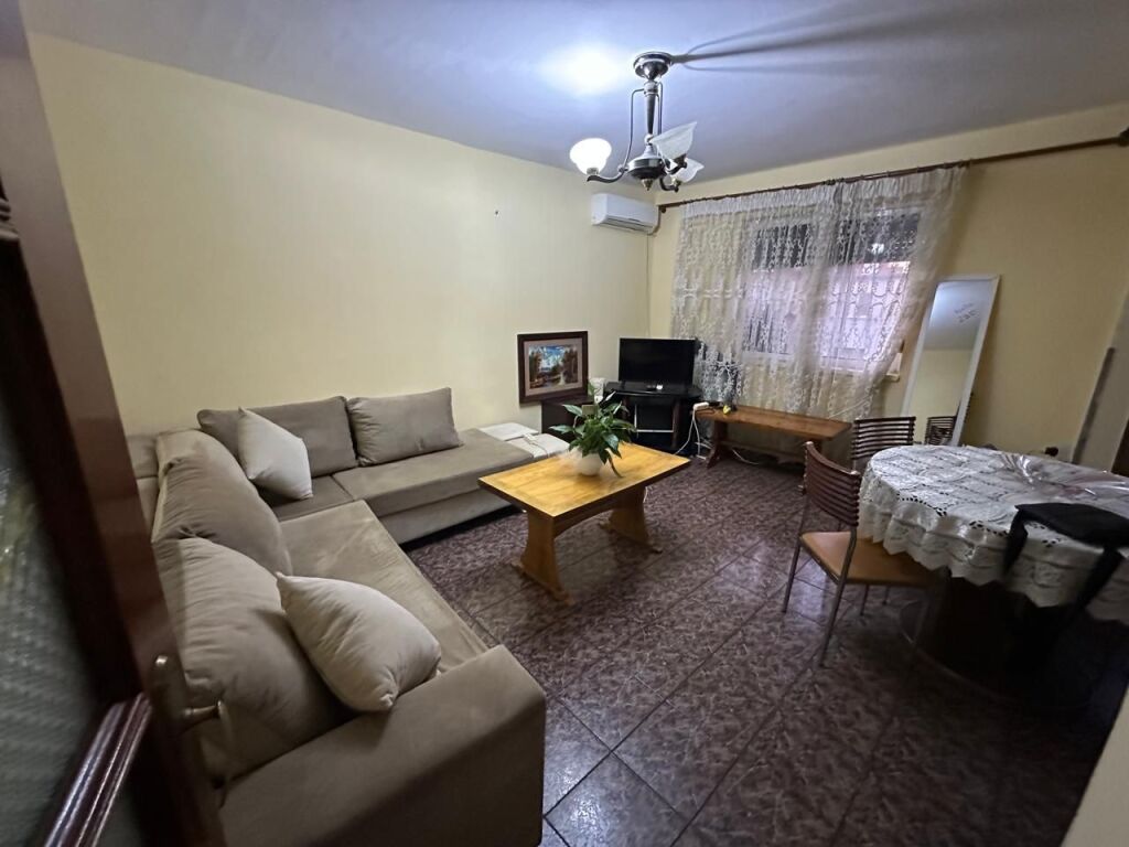 Ne zonen e Ali Demit jepet me qera apartament 1+1,i mobiluar 330Euro