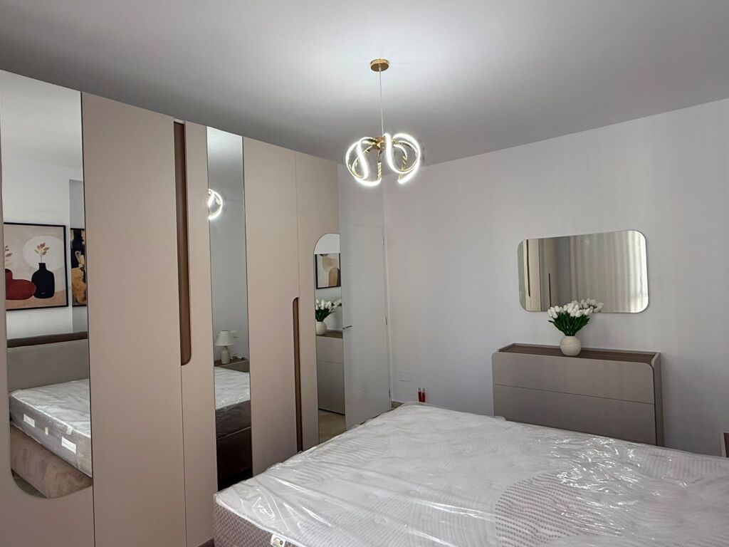 For rent 2+1 apartment – Barrikadave Street  🏡 2+1 apartment on the 4th floor with elevator, in one of the most preferred areas near the center of Tirana.  📍 Barrikadave Street 💶 Rent: 80,000 lek/month.