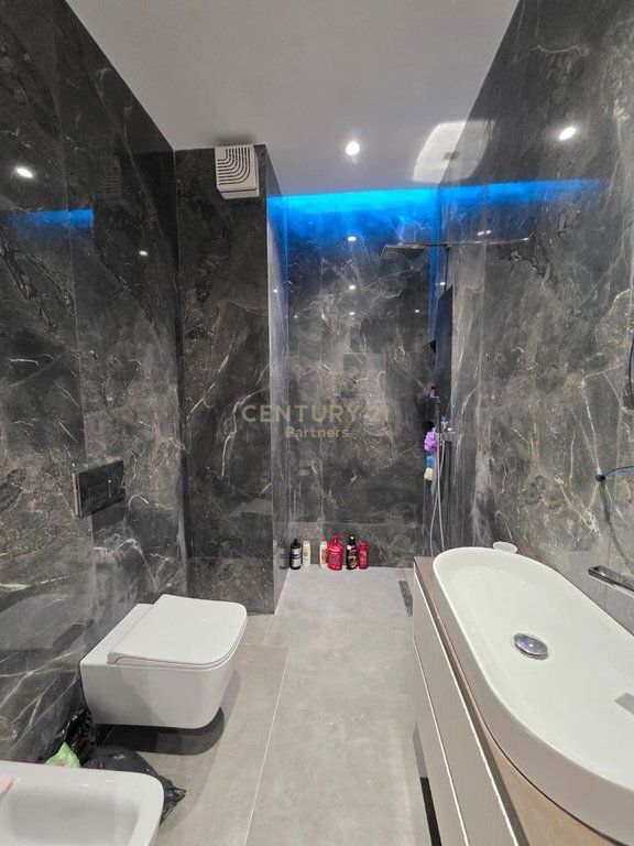 Apartament 2+1+2+Post Parkimi per shitje tek Ish-Fusha e Aviacionit