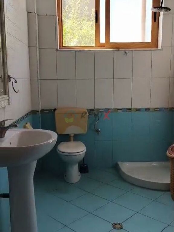 Jepet me qera kati i parë i një vile private në Spitallë, Durrës.