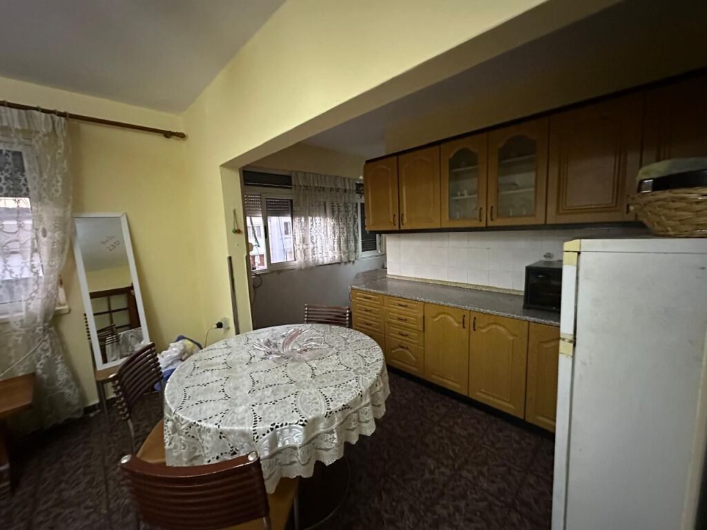 Ne zonen e Ali Demit jepet me qera apartament 1+1,i mobiluar 330Euro