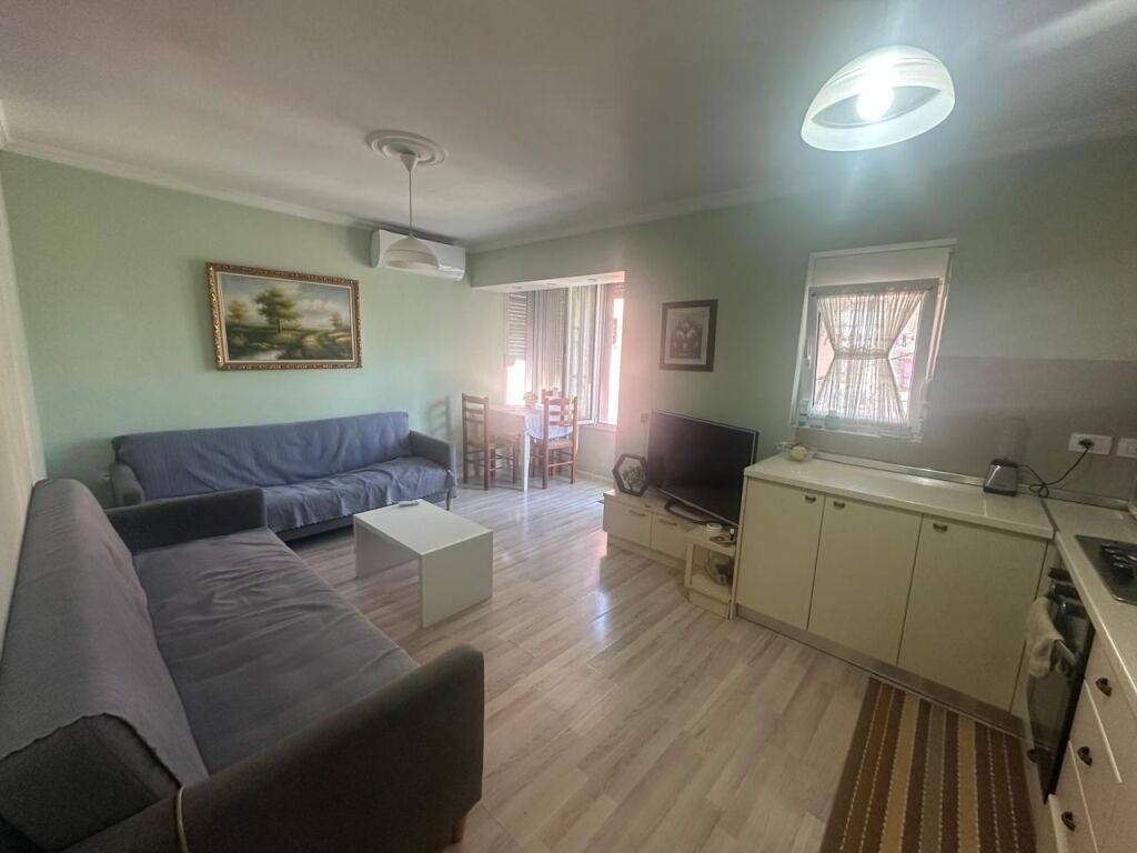 🏢Tek Shkolla“Mihal Grameno”jepet me qera apartament i pershtatur ne 2+1,i mobiluar  50,000 Lek(i diskutueshem)
