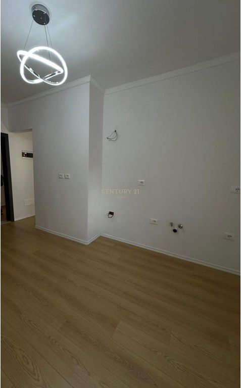 Shitet Apartament 1+1 në Fresk, pranë ish Ana Market
