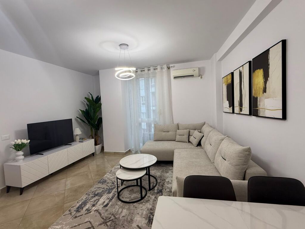For rent 2+1 apartment – Barrikadave Street  🏡 2+1 apartment on the 4th floor with elevator, in one of the most preferred areas near the center of Tirana.  📍 Barrikadave Street 💶 Rent: 80,000 lek/month.