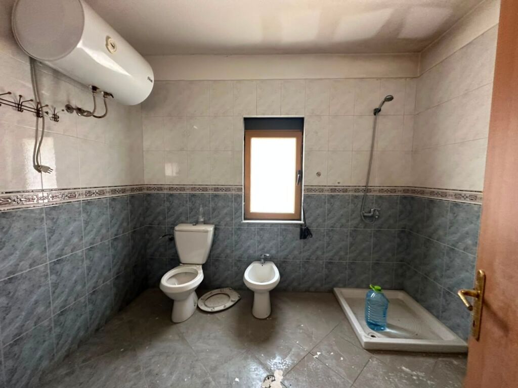 🏡 Shitet Papafingo me Sipërfaqe të Madhe – Ish Rajoni, Durrës