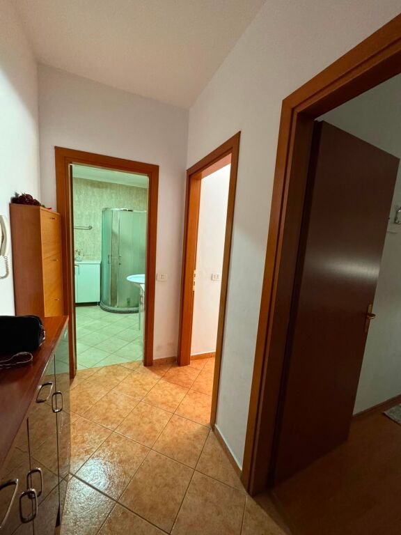 Jepet me qera apartament 1+1 pranë Qendrës Kristal